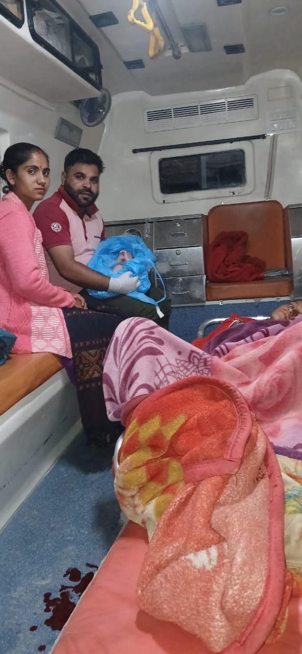 Safe delivery of pregnant woman in ambulance