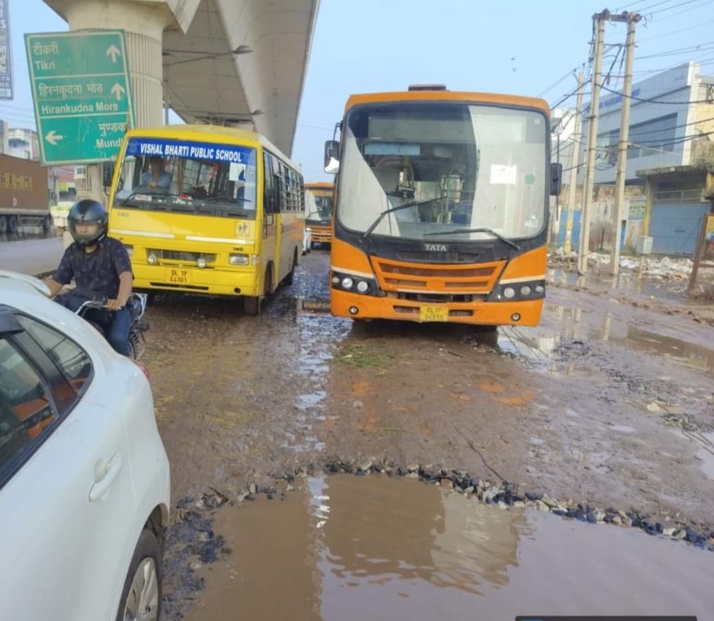 Bad condition of road from Tikri border to Nangloi, demand to increase metro coaches
