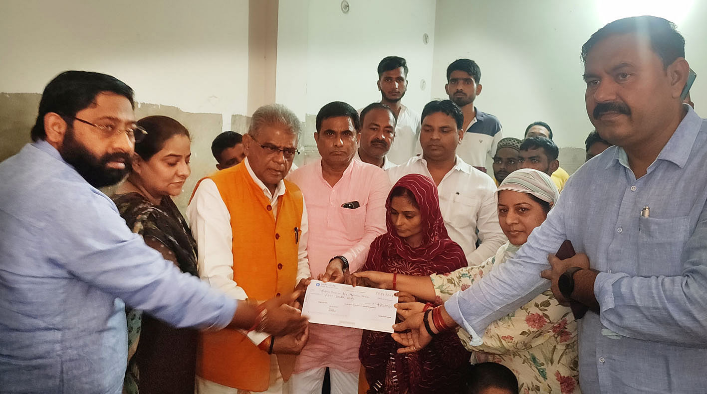 The minister in charge handed over a check to those who lost their lives due to the collapse of the house and balcony.