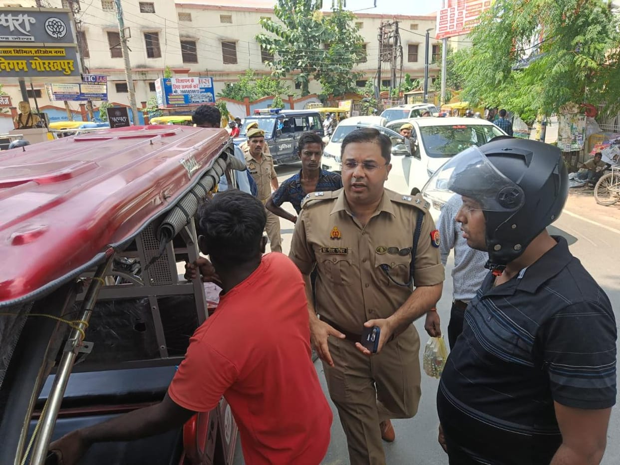 Gorakhpur News: E-rickshaw overturned in Hariom Nagar, SSP sent the injured to hospital in police jeep.