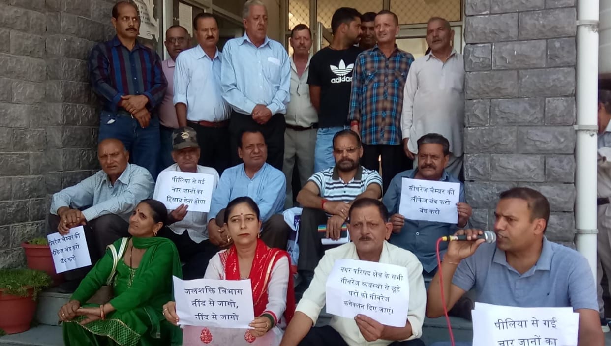 Councilors get angry with the public over sewerage system