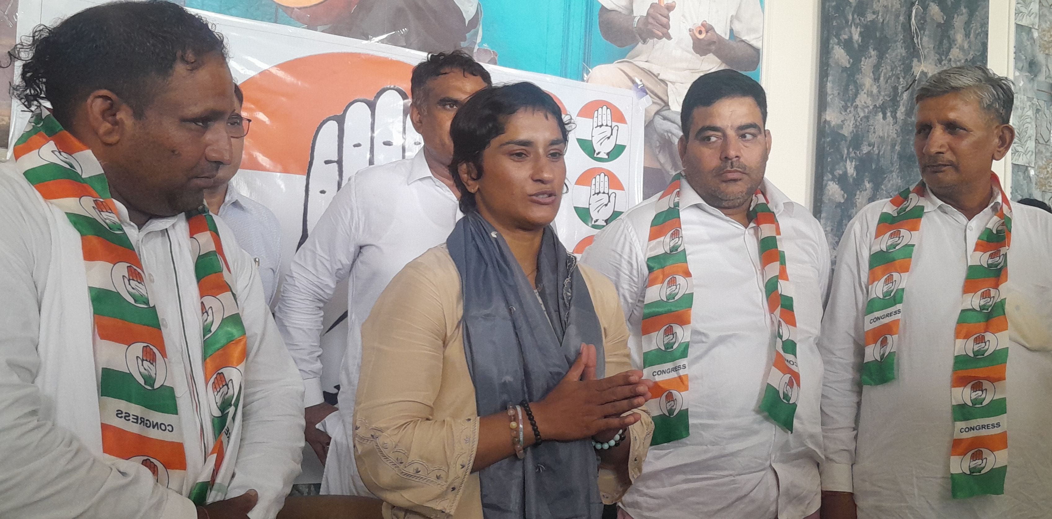 जींद में विनेश के साथ मौजूद जिला परिषद के वाइस चेयरमैन सतीश हथवाला, जिला पार्षद प्रतिनिधि सत्यव