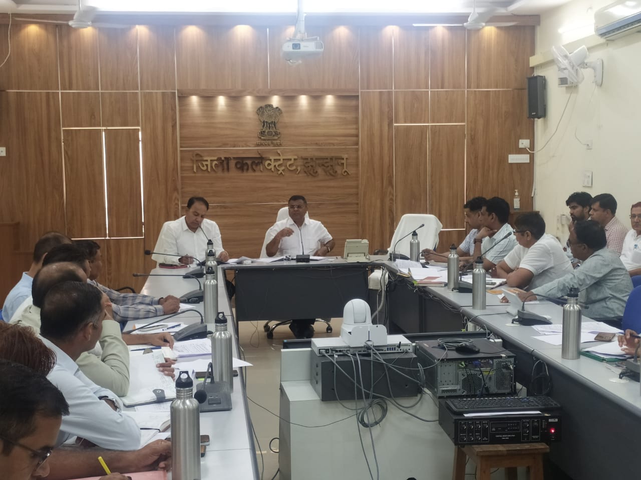 कलेक्टर ने राजस्व अधिकारियों के साथ की बैठक।