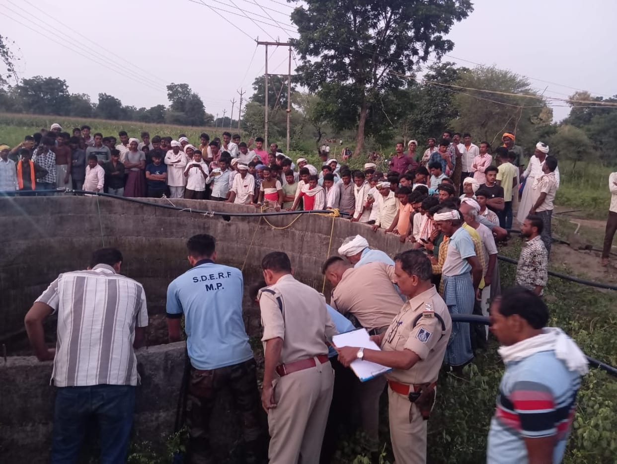 Two teenagers died after drowning in a well under Bistan police station of Khargone