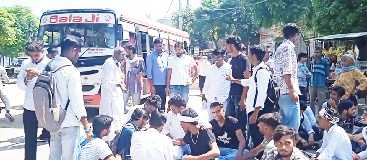 Accusing private bus operators of arbitrariness, students demonstrated, agreed after Babli's assurance