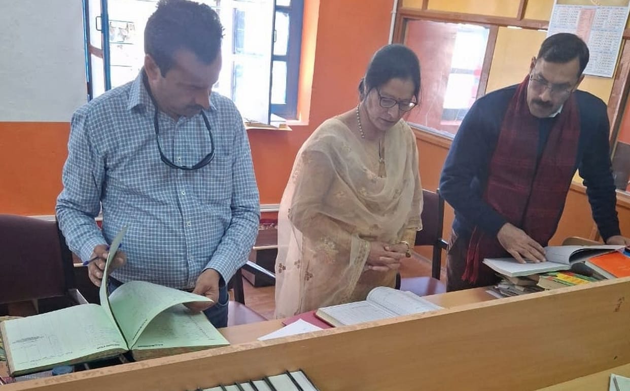 Committee inspected the library