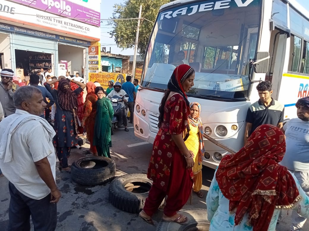 Villagers facing drinking water crisis blocked Bawal Road