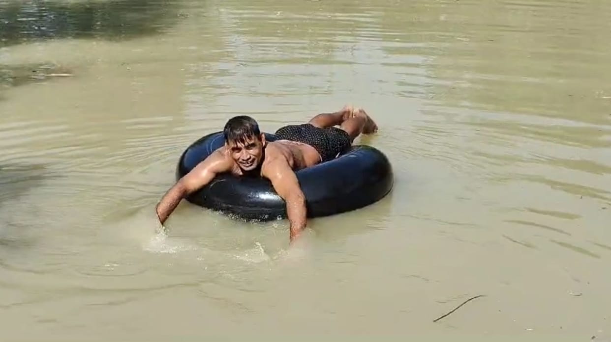 Life in danger, boat not found, tube becomes support for transportation