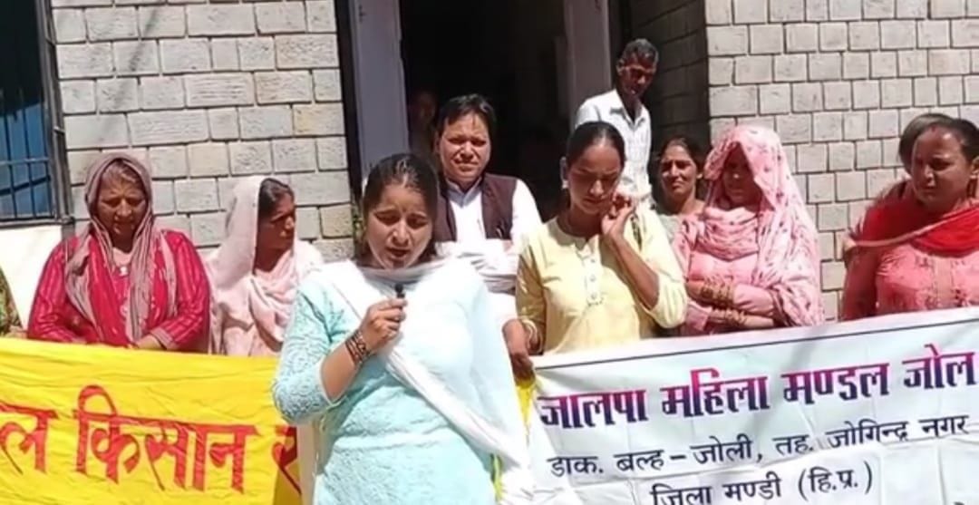 Machhayal-Balh-Ropri road is in bad condition, villagers quarrel with officials