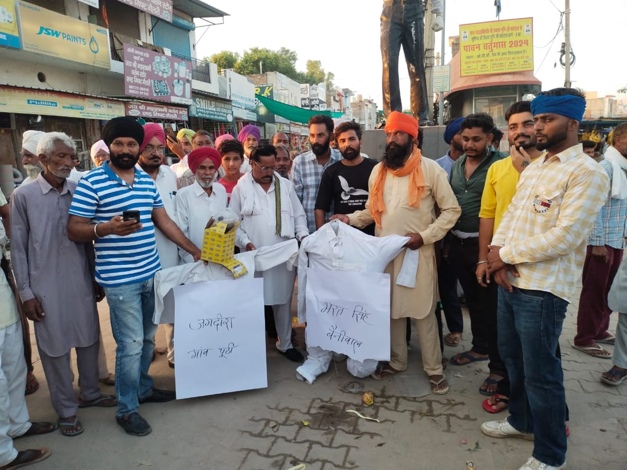 Burnt the effigy of those who made indecent remarks on MP Selja