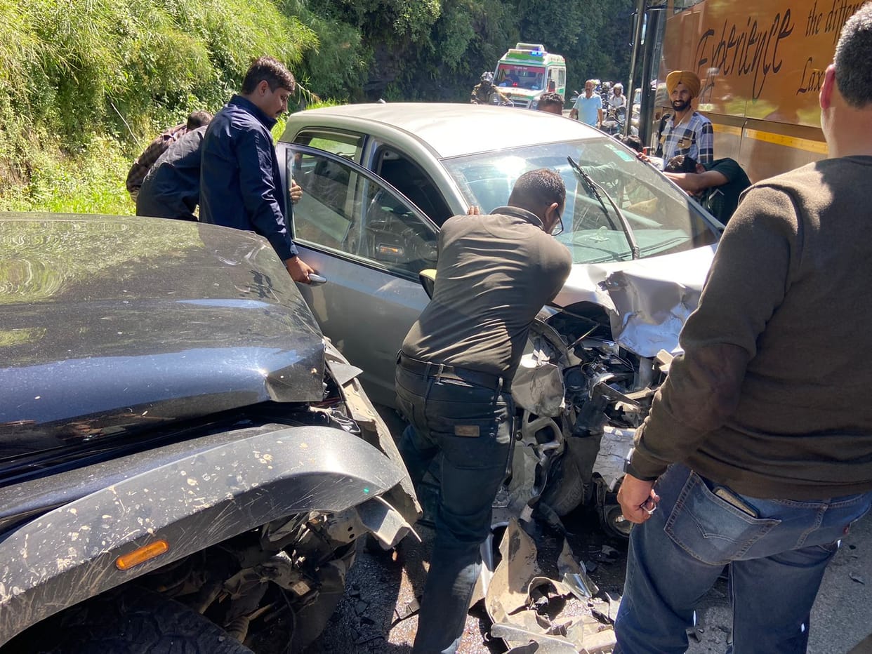 Heavy collision between two vehicles in Shoghi