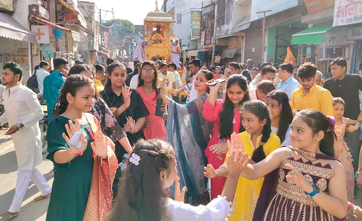Mahavir Swami's procession was taken out with great pomp in Ujhani