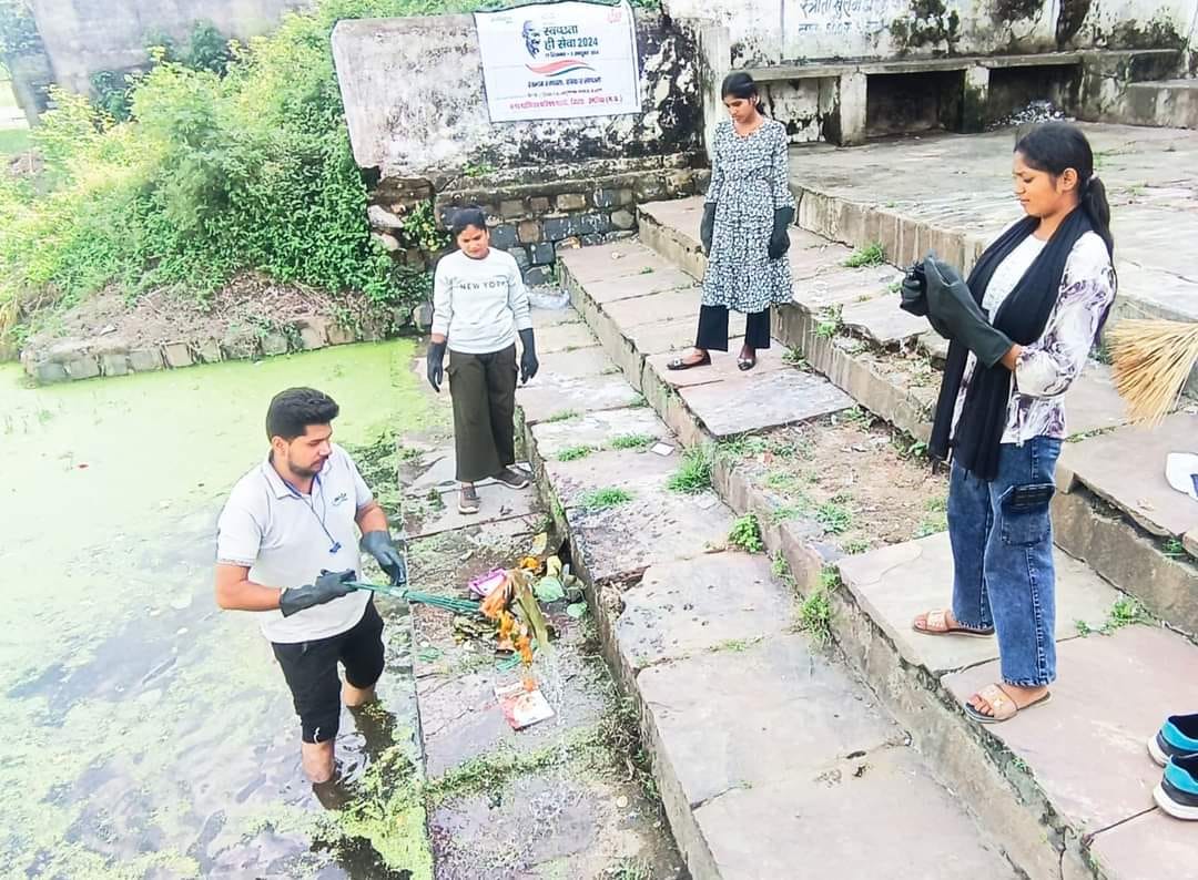 On the occasion of World Cleanliness Day, the youth team took charge