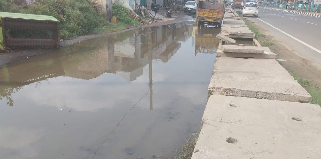 Service road filled with contaminated water, shopkeepers worried