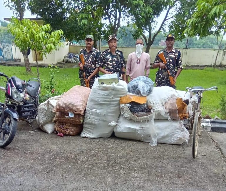 Rice being collected in the warehouse on one number bill, crossing the border in the blink of an eye
