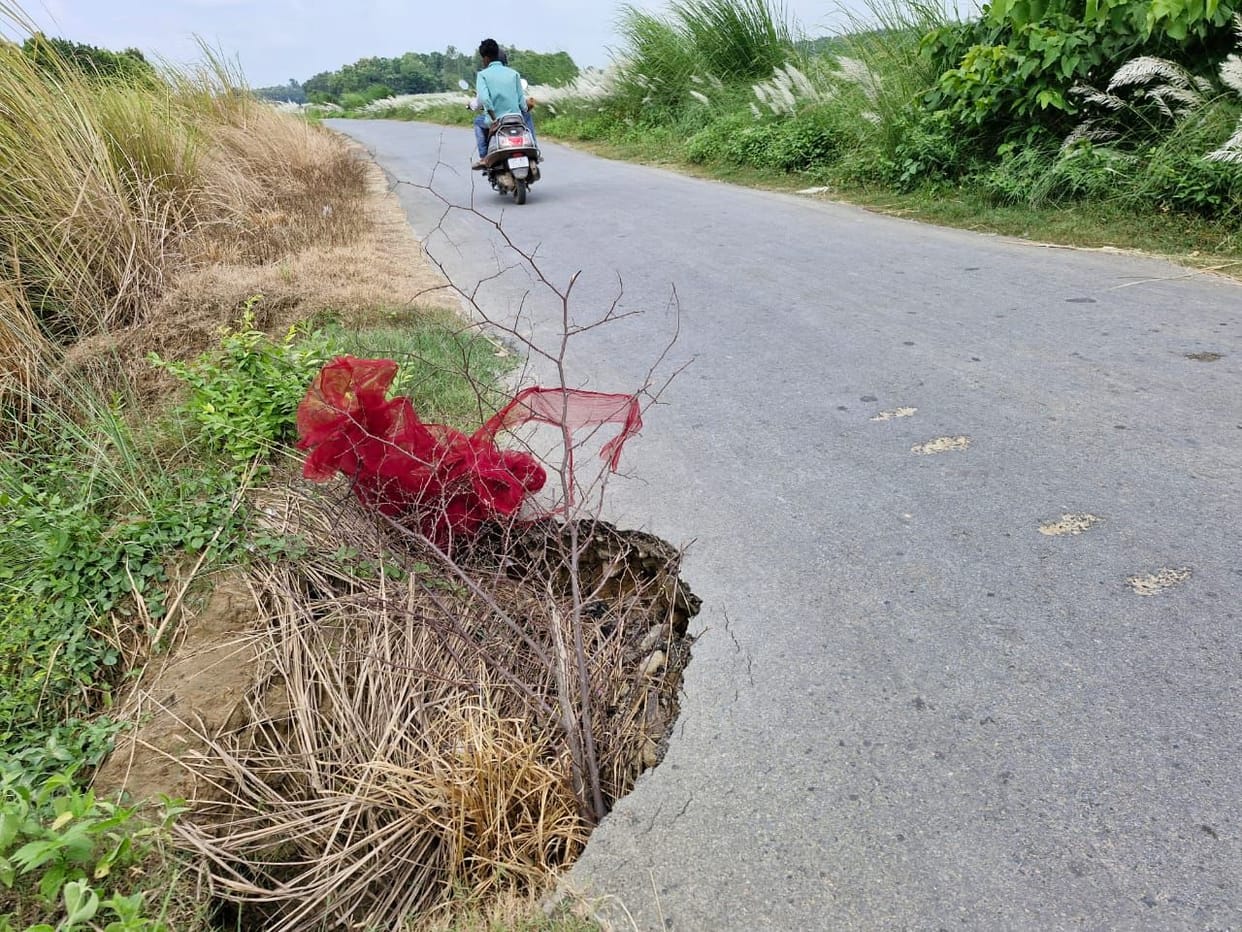 Road collapsed near Kuanon river, fear of accident