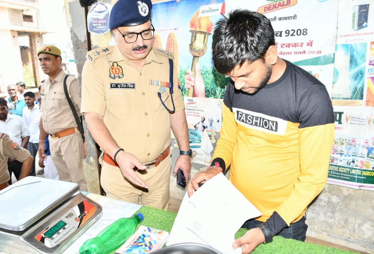 The matter is of love affair, a story of robbery was made, report was filed against six people including the shopkeeper