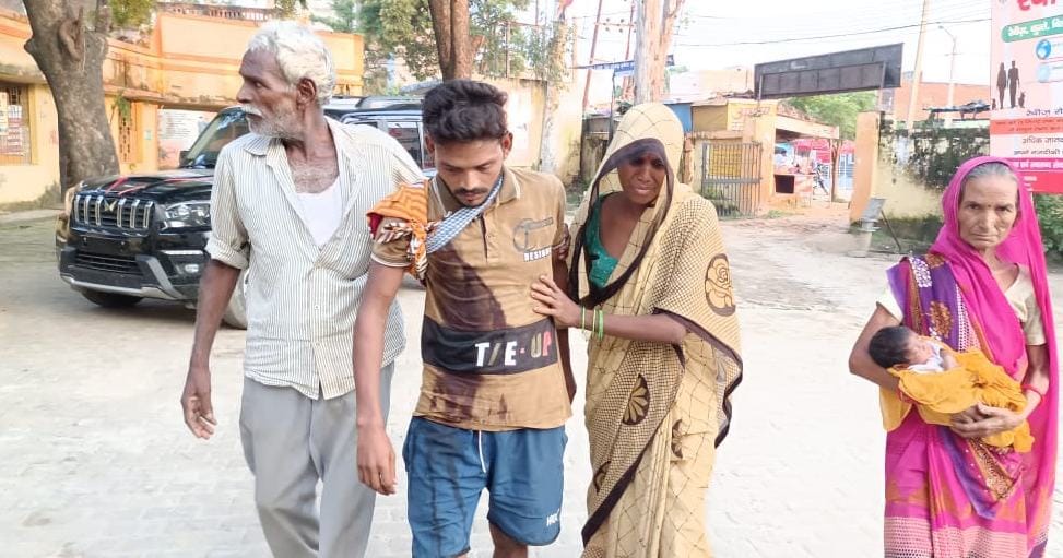 A young man who was going to take medicine was shot and hit in the shoulder.