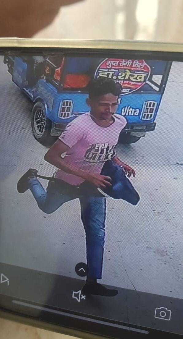 Theft of cash by entering the clinic at Madar Darwaza, accused caught in CCTV