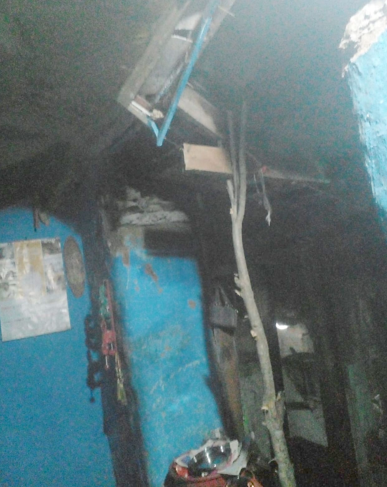 Roof supported by poles, family spending nights with their lives at stake