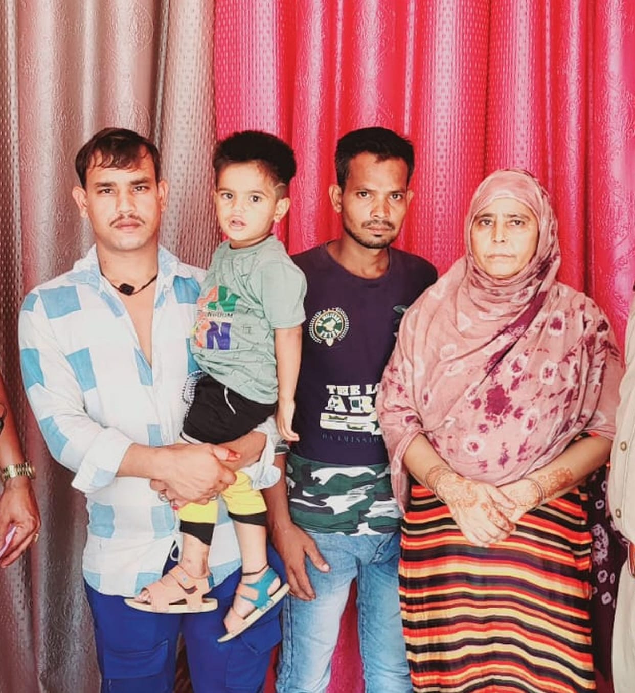 A boy who came from Delhi for a wedding was found crying at Akbarabad crossing