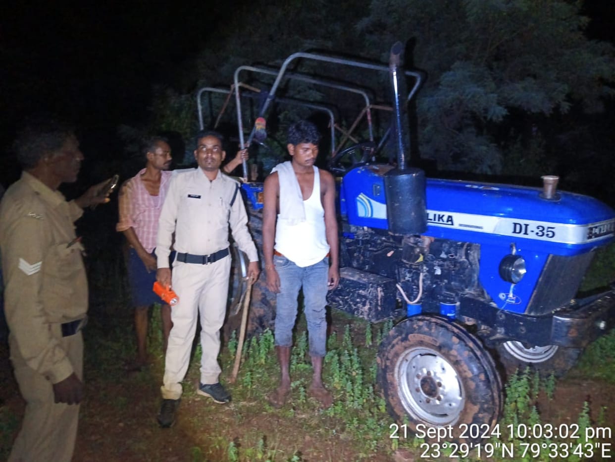 The mafia caught after attacking the forest personnel and took away the tractor in Damoh