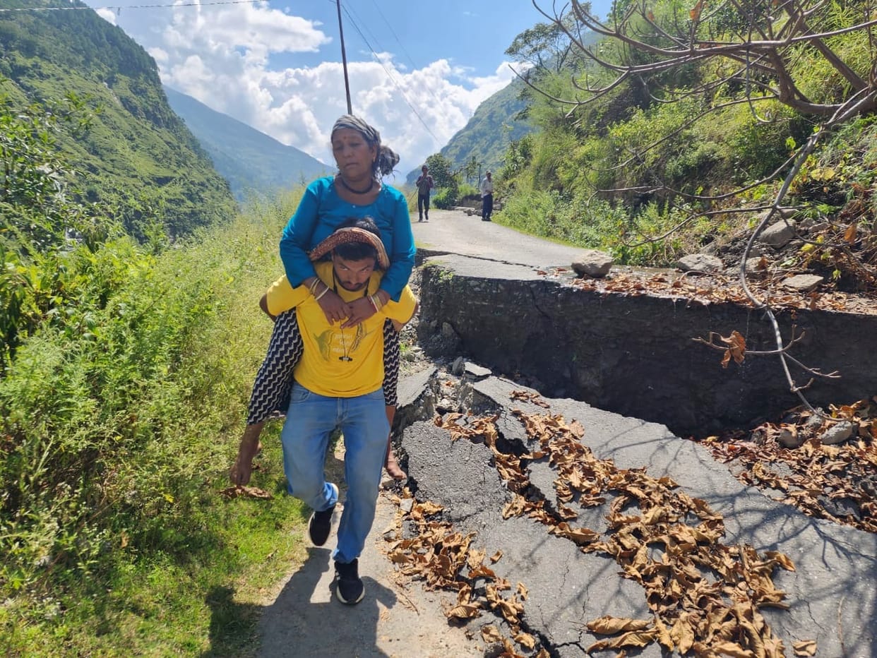 Jumma's sick woman was brought back 12 km on foot and taken to the hospital.