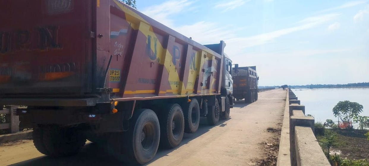 Four heavy trucks filled with ballast ran on Kolaghat bridge