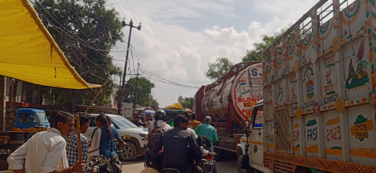 Traffic jam again on the state highway in Kalan due to rickety vehicles