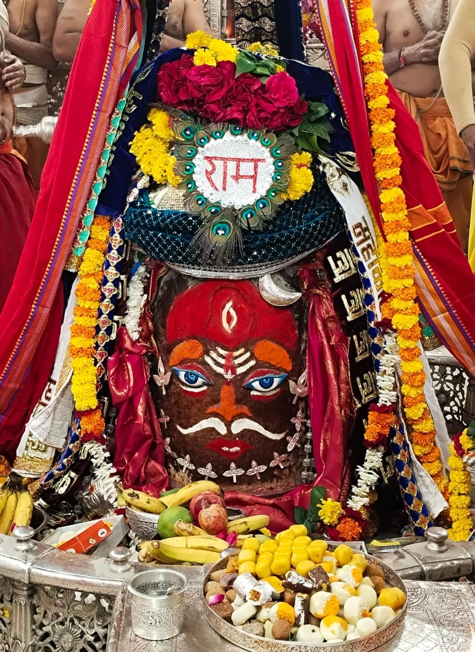 Baba decorated with kumkum, wearing Shri Ram's turban, such adornment happened in Mahakal Bhasma Aarti