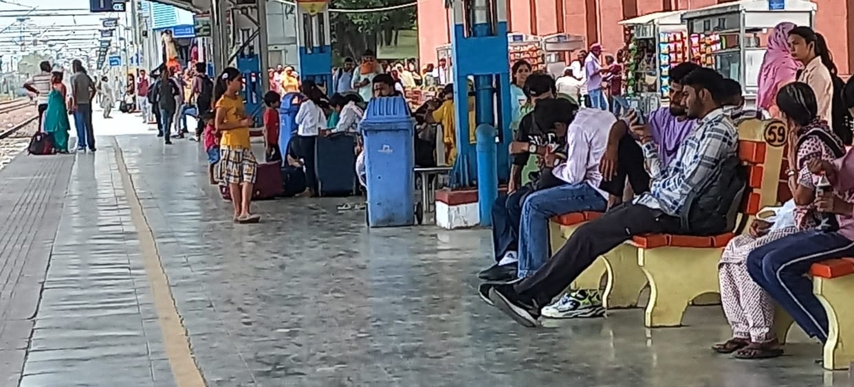 Rail traffic remained disrupted due to the block, trains were running late for several hours