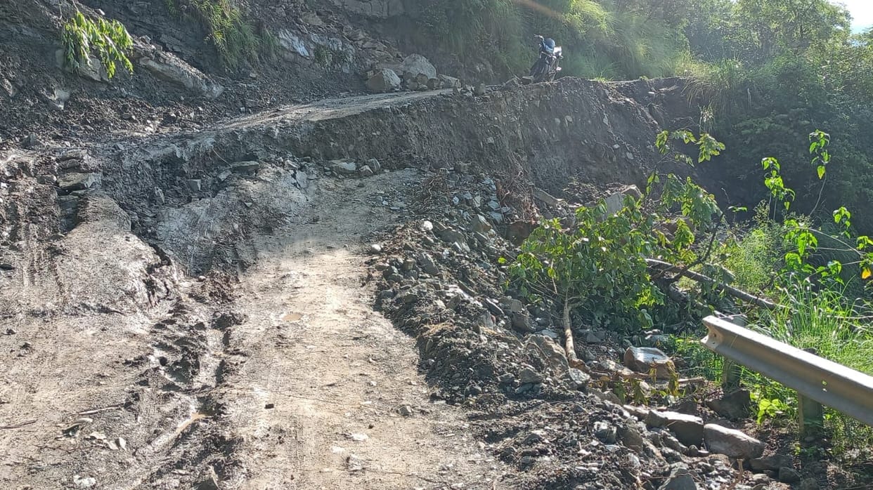 Baijnath-Kandapatna road not open for big vehicles even after a week