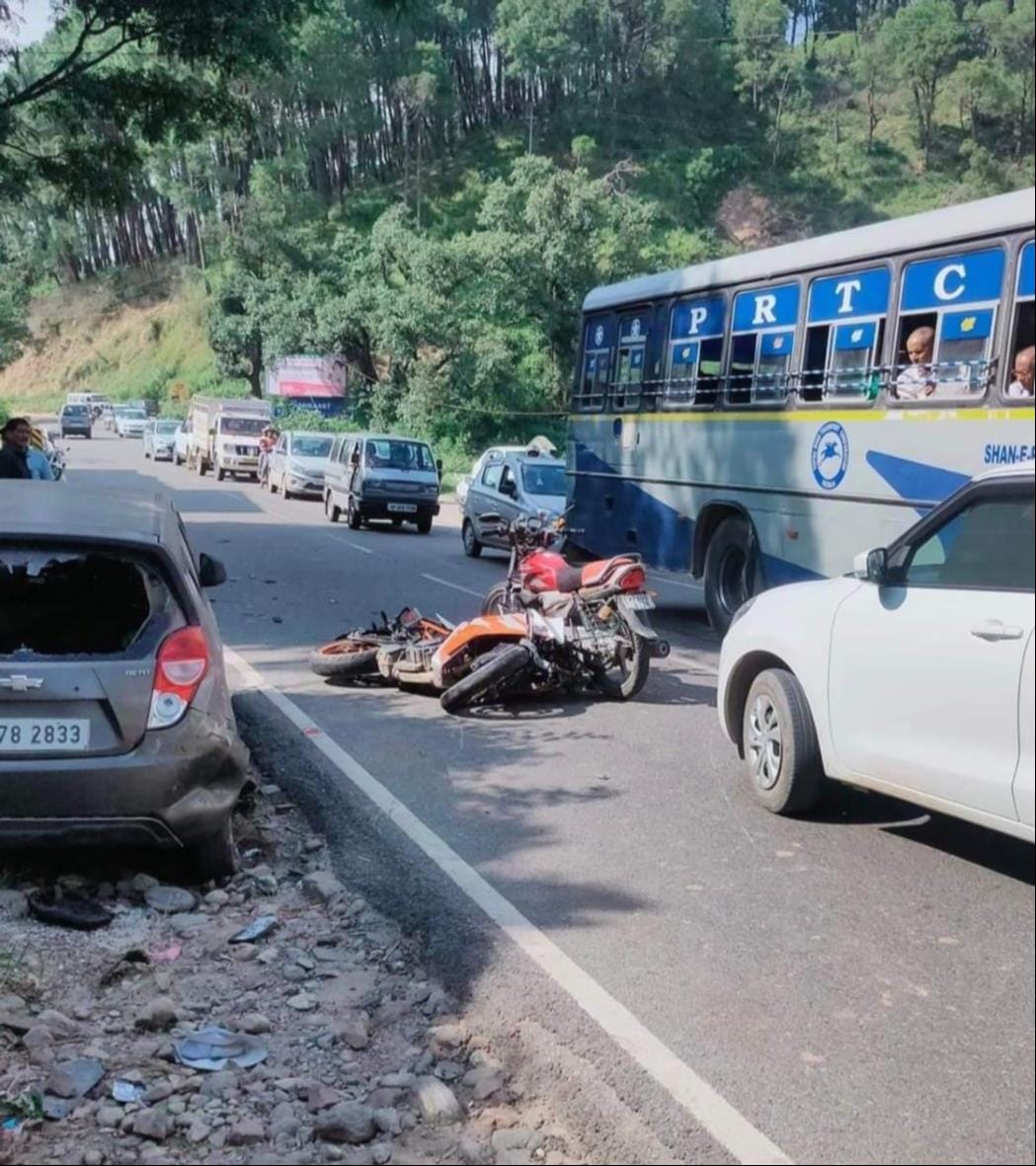 Three injured in collision between two bikes in Kholi