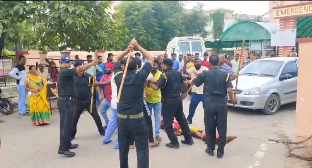Gorakhpur News: BRD: Uproar after death of patient, security guards lathicharged attendants