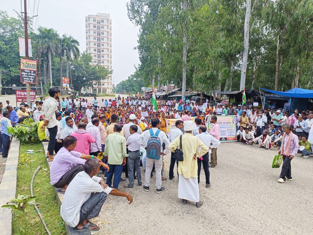 400 cheated depositors staged symbolic arrest