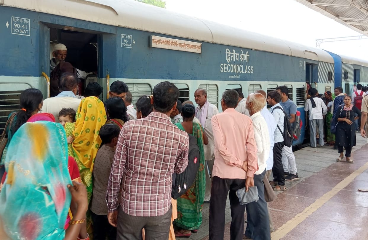 New train started on Shahjahanpur route, passengers happy