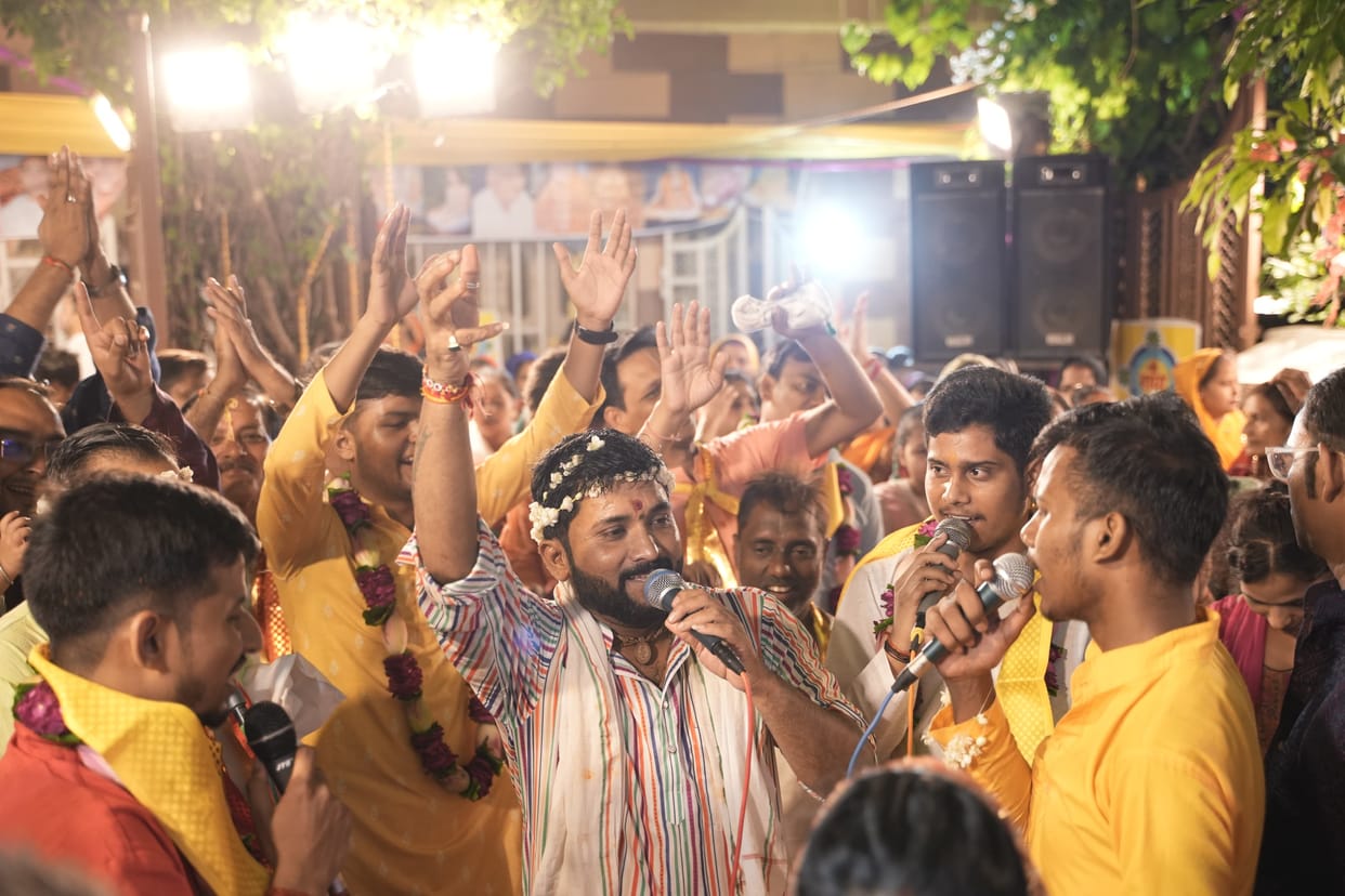Devotees danced to the bhajans during Shreeji Badhai Utsav