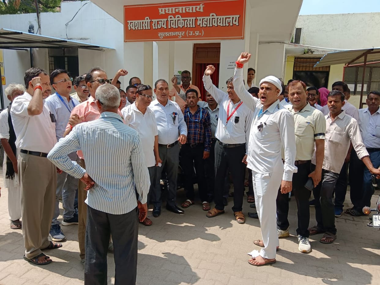 Health workers demonstrated for old pension