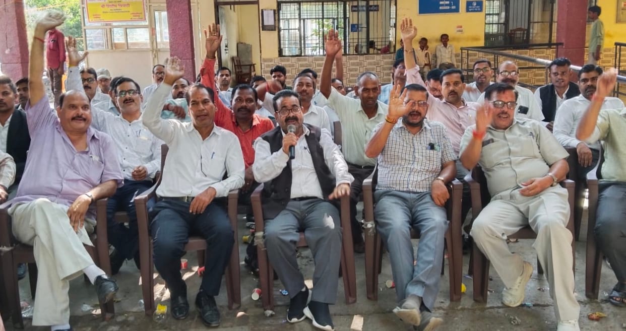 Lawyers' strike begins, demand for transfer of SDM and Peshkar