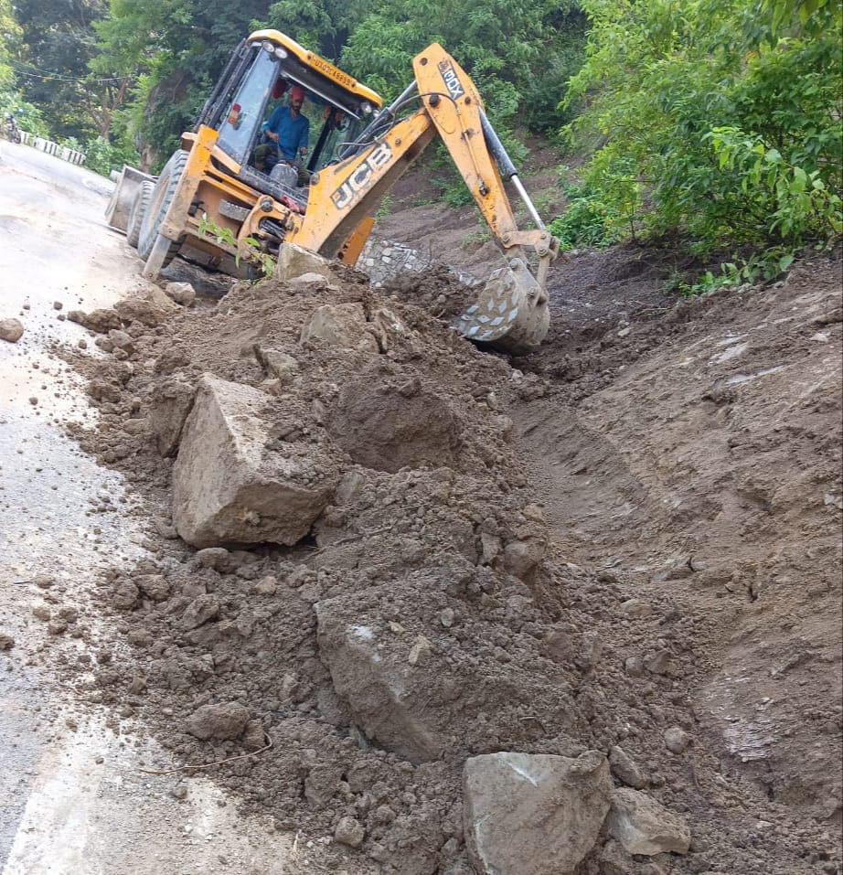 Work of removing debris from the road started in Maa Purnagiri Dham