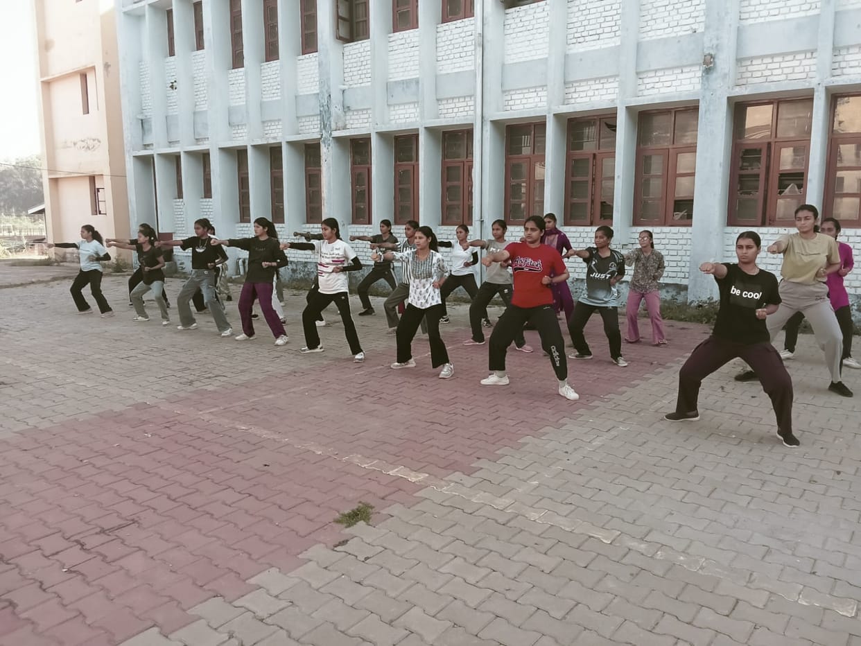 Self defense skills taught to girls in Una Degree College