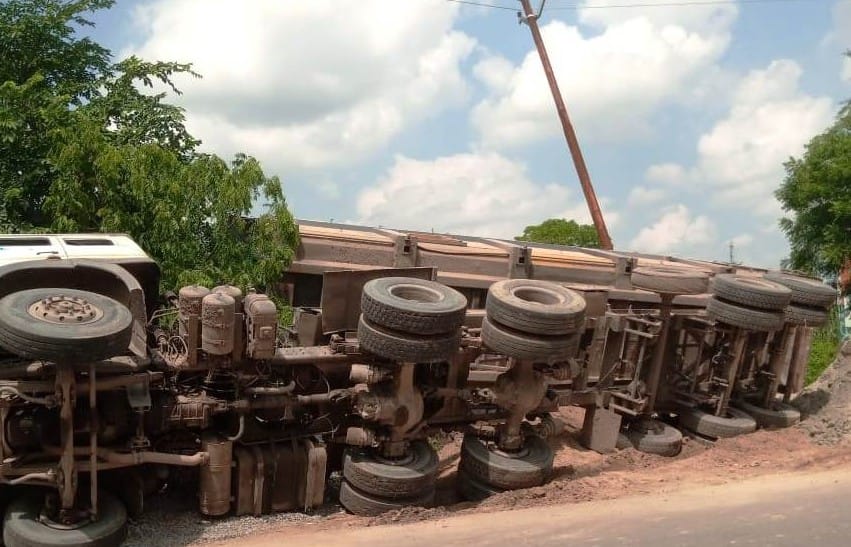 Dumper overturns out of control, power line damaged