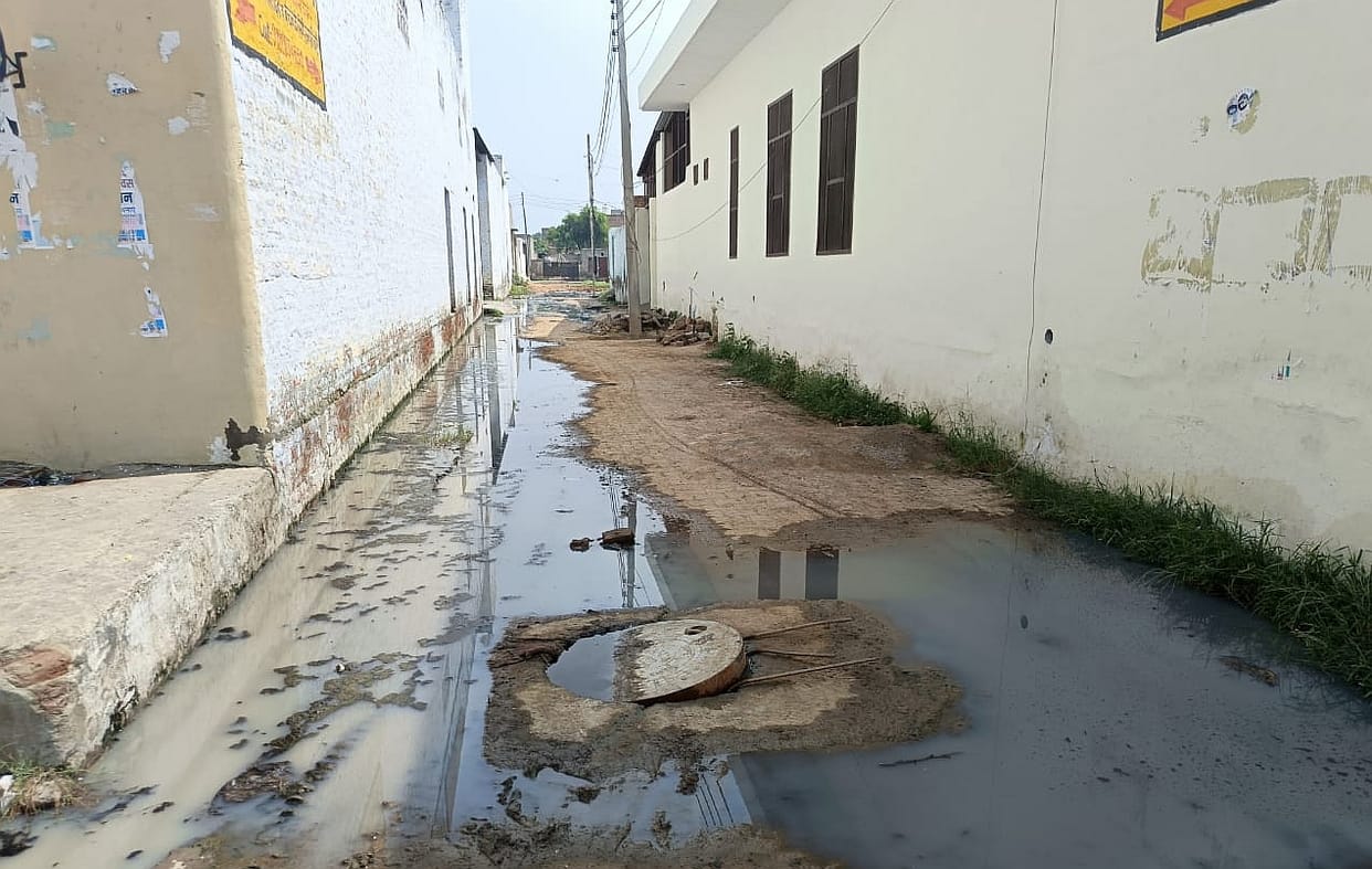 Roads in Julana are in bad shape, contaminated water is filling the road due to sewerage blockage.
