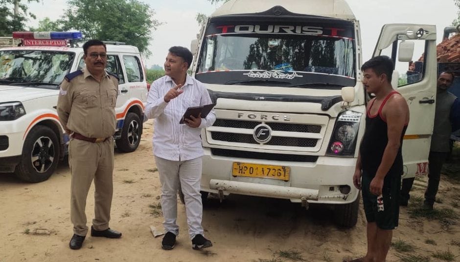 Bus reached Lakhimpur from Dehradun without fitness, seized