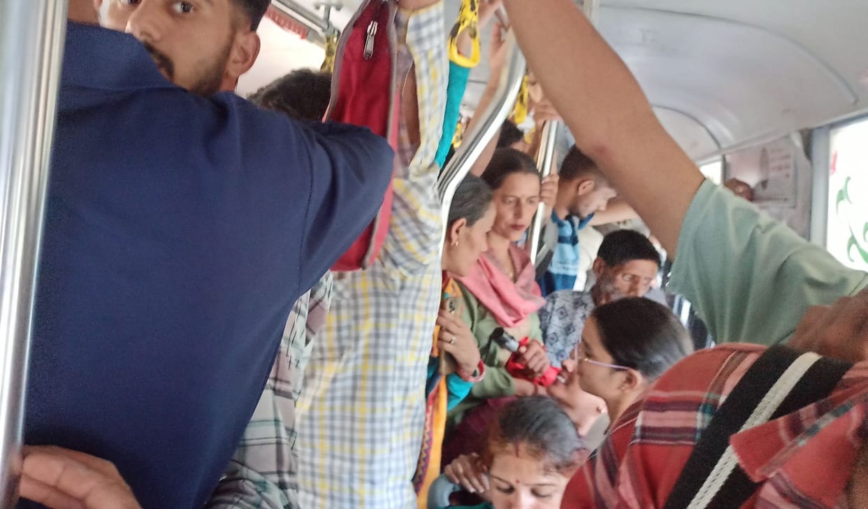 Government buses left the routes with some delay due to overloading