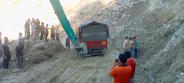 Traffic completely closed on Tanakpur-Champawat NH