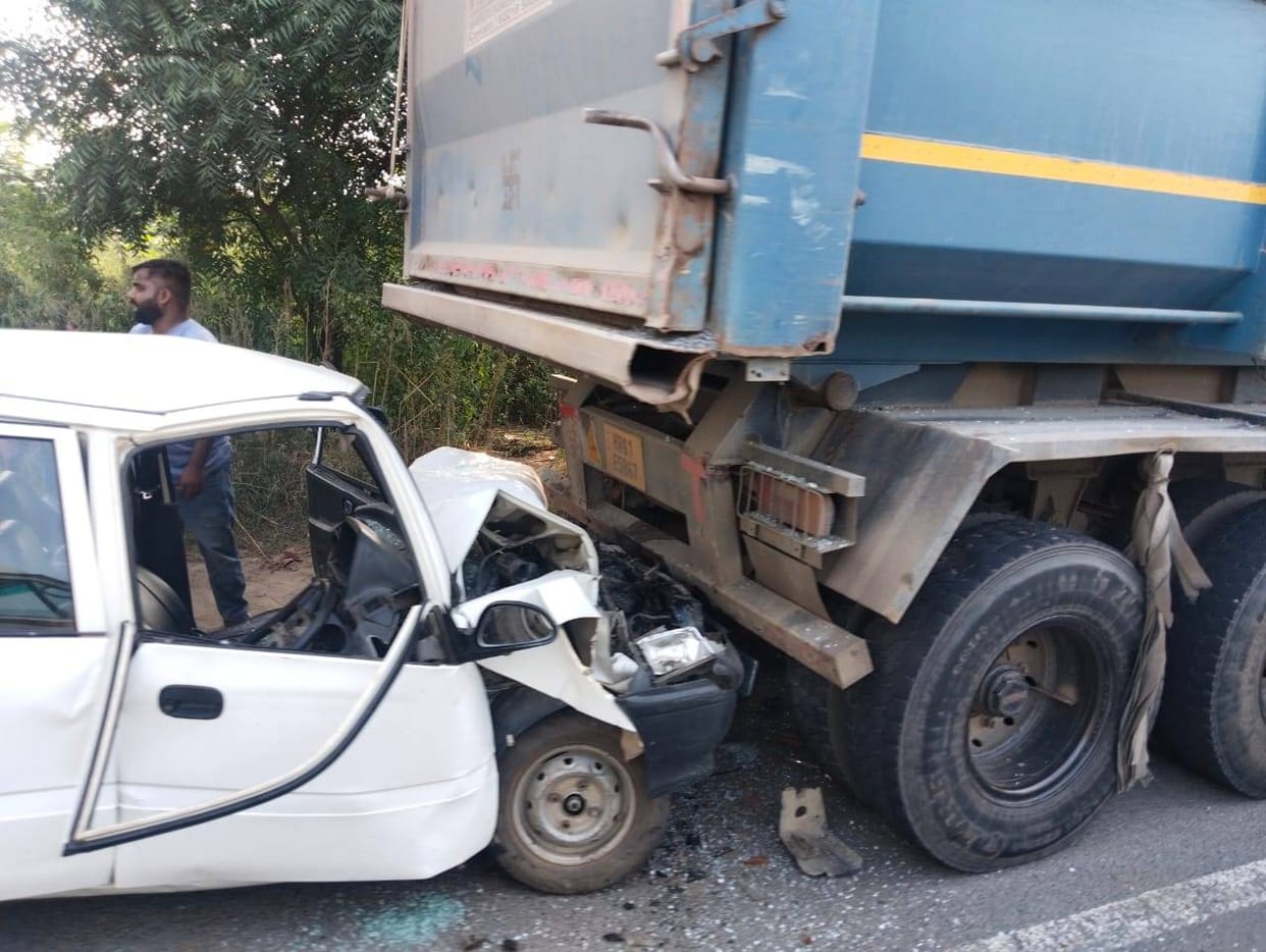 Car collides with truck, young mechanic returning from Himachal dies