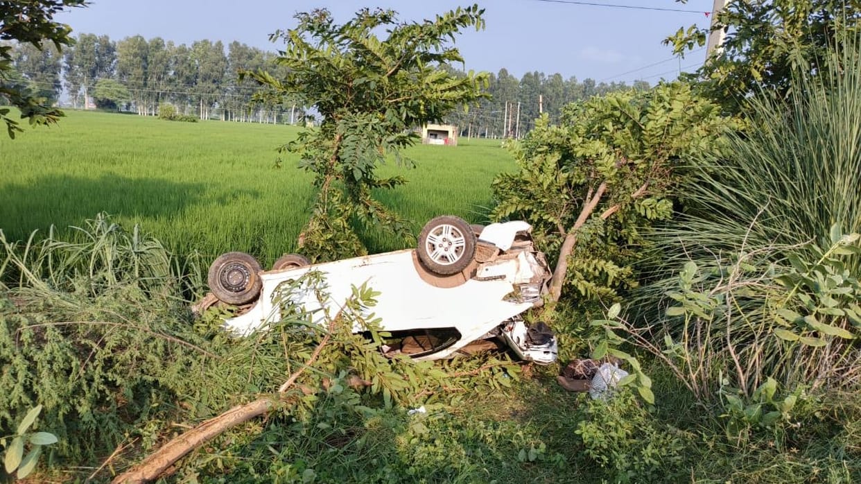 Car overturns due to pothole on highway, youth injured