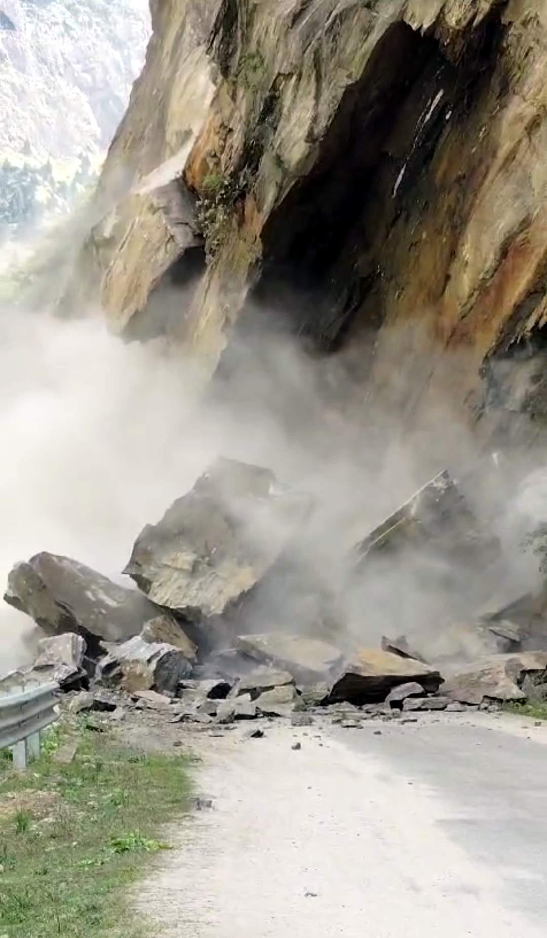 Heavy rock falls near Raini on Malari Highway, traffic halted