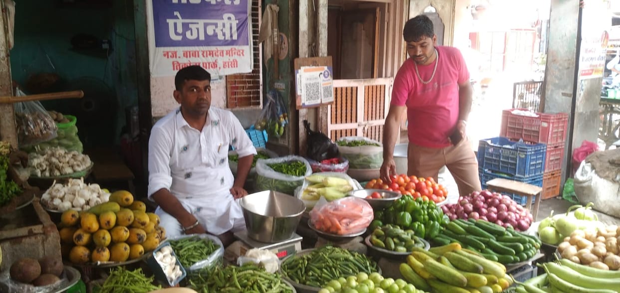 Tomatoes cross Rs 100, potatoes, onions, garlic, coriander also spoil the budget of common man